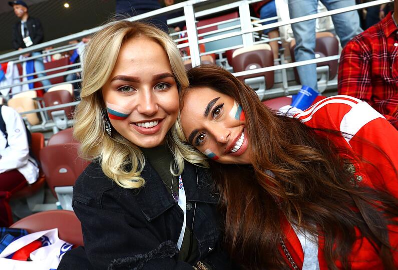 Bunt und lebendig: Fußball-Fans aus aller Herren Länder bevölkern während der WM die russischen Städte.