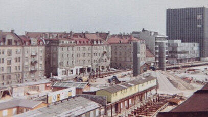 "Ein Blick von 1969 aus dem Fenster meiner damaligen Wohnung in der Leopoldstraße 87 an der Münchner Freiheit, als die U-Bahn gebaut wurde", schreibt uns AZ-Leserin Susi Dölfes zu ihrem Polaroid-Foto. Dankeschön! "Ein Blick von 1969 aus dem Fenster meiner damaligen Wohnung in der Leopoldstraße 87 an der Münchner Freiheit, als die U-Bahn gebaut wurde", schreibt uns AZ-Leserin Susi Dölfes zu ihrem Polaroid-Foto. Dankeschön!