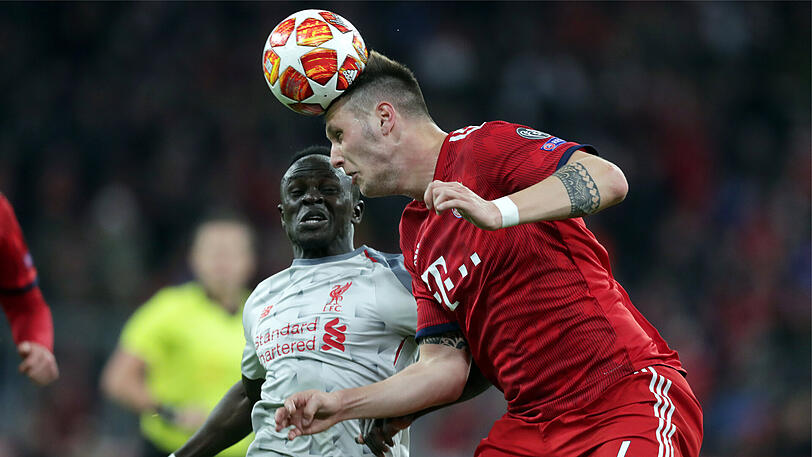 NIKLAS SÜLE, NOTE 4: Erhielt den Vorzug vor Boateng. Gewann dann auch gleich die ersten Zweikämpfe gegen Salah. Das gab Selbstvertrauen. Toller Pass vor dem 1:1 in den Lauf von Gnabry. Bei den Gegentoren in Hälfte zwei wurde auch er noch zwei Mal überwunden.