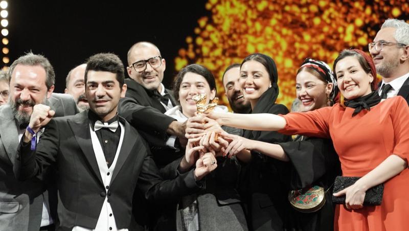 Das Team von "Es gibt kein Böses" feiert den Goldenen Bären.