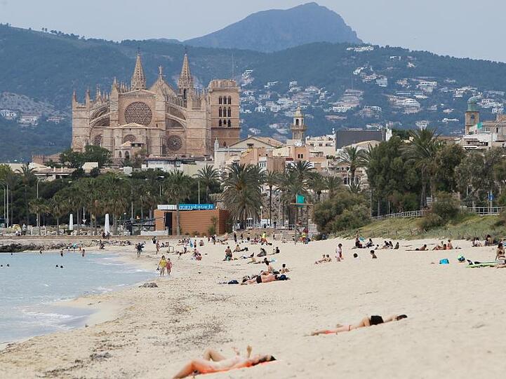 Der Strand in Palma de Mallorca ist wieder geöffnet - aber ausländische Touristen werden derzeit noch durch die Quarantäne-Regeln abgehalten.