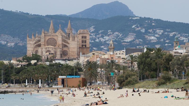 Der Strand in Palma de Mallorca ist wieder geöffnet - aber ausländische Touristen werden derzeit noch durch die Quarantäne-Regeln abgehalten. Der Strand in Palma de Mallorca ist wieder geöffnet - aber ausländische Touristen werden derzeit noch durch die Quarantäne-Regeln abgehalten.