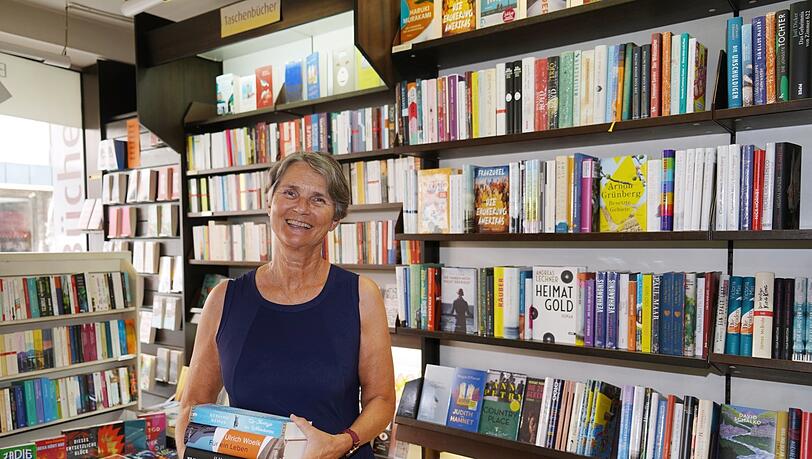 Ameli Bischoff von der Buchhandlung Pfeiffer. Sie hat zum Wochenstart etwas ganz Besonderes für München-Liebhaber an der Spitze ihrer Top-Favoriten: "Am Götterbaum" von Hans Pleschinski, sowie einen Roman aus den USA. Ameli Bischoff von der Buchhandlung Pfeiffer. Sie hat zum Wochenstart etwas ganz Besonderes für München-Liebhaber an der Spitze ihrer Top-Favoriten: "Am Götterbaum" von Hans Pleschinski, sowie einen Roman aus den USA.