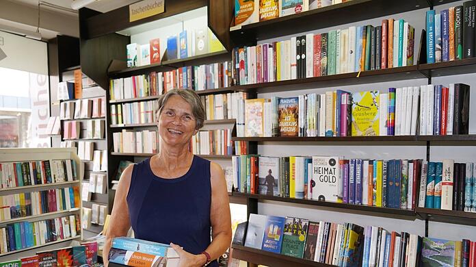 Ameli Bischoff von der Buchhandlung Pfeiffer. Sie hat zum Wochenstart etwas ganz Besonderes für München-Liebhaber an der Spitze ihrer Top-Favoriten: "Am Götterbaum" von Hans Pleschinski, sowie einen Roman aus den USA.