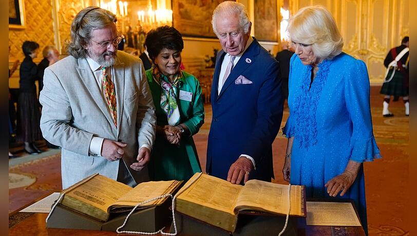 Charles und Camilla bestaunten eine Kopie von Shakespeares erster Gesamtausgabe, die sieben Jahre nach dem Tod des Dramatikers erschien.