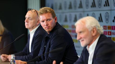 Sportdirektor Rudi Völler (r) findet den ersten Kader von Neu-Bundestrainer Julian Nagelsmann (M) gut.
