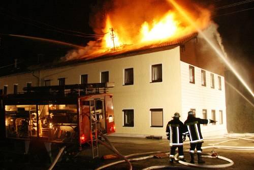 Meterhoch schlagen die Flammen in den Nachthimmel.