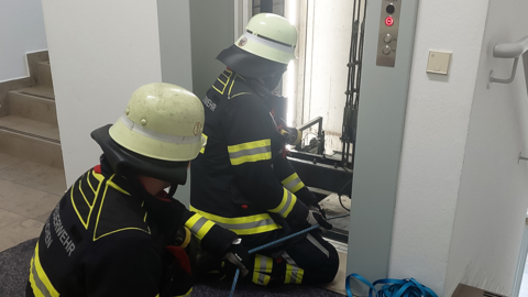 Nach vier Stunden konnten Feuerwehr und Aufzugmechaniker die Fahrstuhlinsassen aus ihrer misslichen Lage befreien.