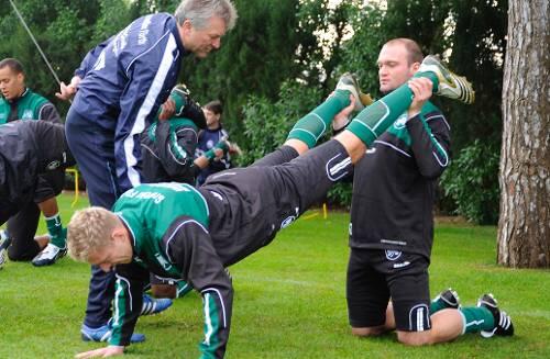 Durchhänger verboten: Bei Trainer Benno Möhlmann (links) sind die Neuzugänge Christian Rahn und Alexander Voigt (rechts) noch lange nicht gesetzt.