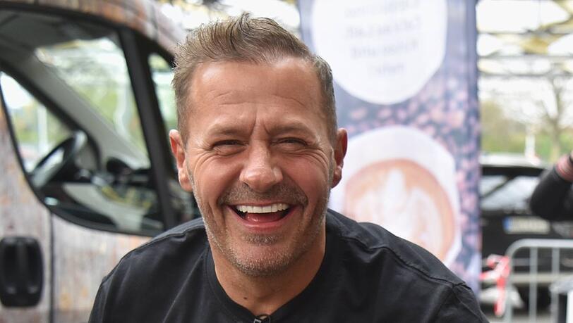 Wenige Tage bevor Willi Herren in seiner Kölner Wohnung tot aufgefunden wurde, eröffnete er noch feierlich und gut gelaunt im April 2021 seinen Reibekuchen-Foodtruck in Köln.