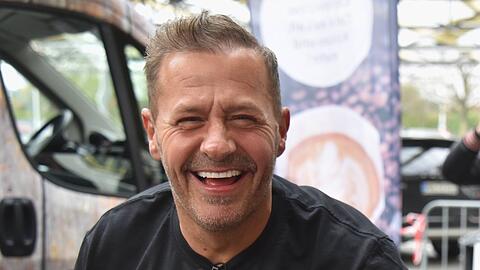 Wenige Tage bevor Willi Herren in seiner Kölner Wohnung tot aufgefunden wurde, eröffnete er noch feierlich und gut gelaunt im April 2021 seinen Reibekuchen-Foodtruck in Köln.