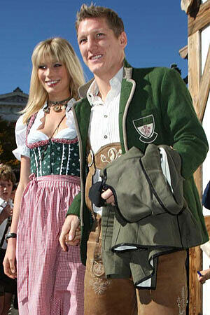 Auch die Münchner Fußballstars gehen hin: Hier Bastian Schweinsteiger mit Model-Freundin Sarah Brandner.