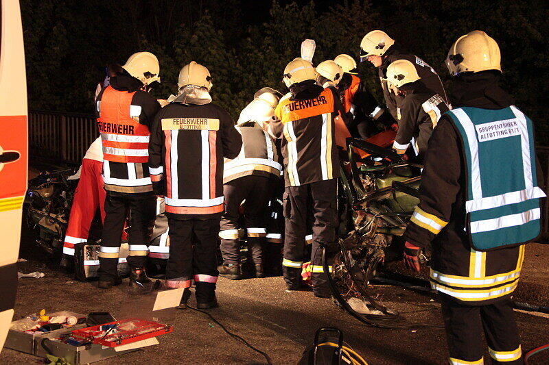 Bei einem Horror-Unfall in der Nähe von Altötting wurde dieses Auto völlig zerfetzt.