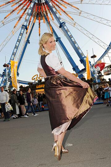 Promis auf dem Oktoberfest! Da geht dem Sportsfreund das Herzerl auf: Die Sportmoderatorinnen Britta Hofmann (Im Dirndl von Alpenprinzessin), Karolin Oltersdorf (Im Angermaier-Dirndl), Birgit Nössing (Das Dirndl) und Jessica Kastrop (Basler-Dirndl) zeigen ihre sexy Dirndl auf dem Oktoberfest. Die schönen Bilder.