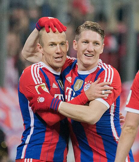 Auch Arjen Robben, den Schweinsteiger zu seinem Tor beglückwünscht, freut sich sichtlich über das Comeback. Der Niederländer sagt hinterher über Schweinsteiger: "Der Fußballgott ist zurück."