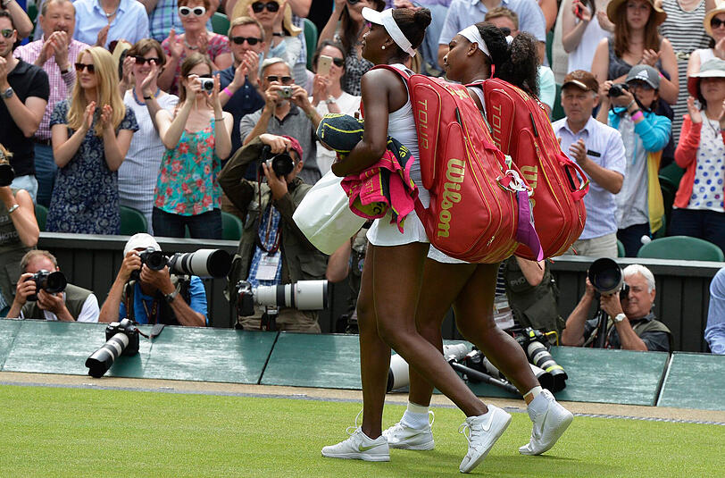 Serena Williams und ihre Schwester Venus Williams verlassen nach ihrem Match den Court von Wimbledon.