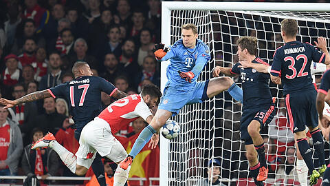 Neuer patzt und Giroud trifft zum 1:0 für die Gunners.