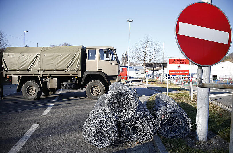 Die Zaunrollen liegen bereit. Insgesamt werden 3,7 Kilometer Drahtzaun verlegt.