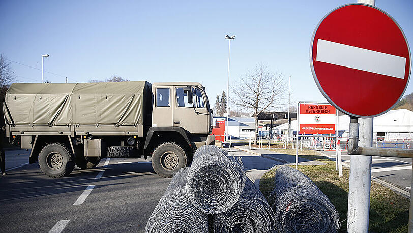 Die Zaunrollen liegen bereit. Insgesamt werden 3,7 Kilometer Drahtzaun verlegt. Die Zaunrollen liegen bereit. Insgesamt werden 3,7 Kilometer Drahtzaun verlegt.