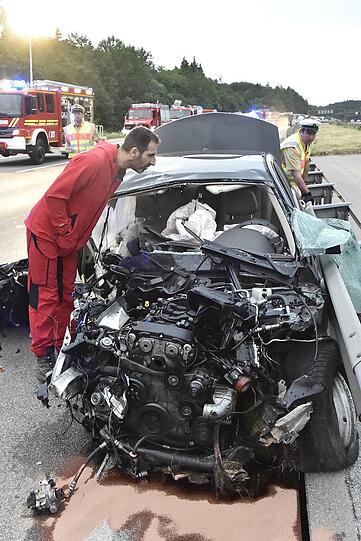 Die Bilder vom Unfall auf der A8, bei dem ein Mercedes mit einem Sattelzug kollidierte.