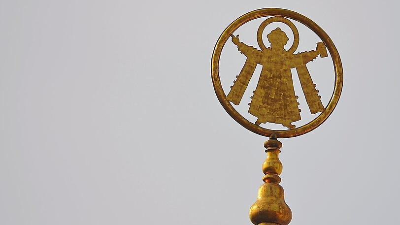 Am Odeonsplatz: Das güldene Kindl blickt im Glanze seines Heiligenscheins auf die Münchner herab.