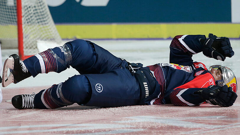 Geschlagen auf dem Eis: Matt Stajan vom EHC Red Bull München. Geschlagen auf dem Eis: Matt Stajan vom EHC Red Bull München.