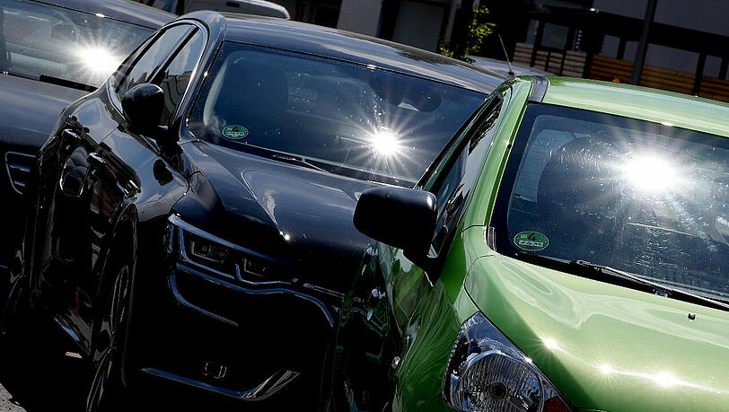 In einem geschlossenen Auto steigen die Temperatuen ohne Klimaanlage bei Sonnenschein in wenigen Minuten rapide an. (Symbolbild) In einem geschlossenen Auto steigen die Temperatuen ohne Klimaanlage bei Sonnenschein in wenigen Minuten rapide an. (Symbolbild)