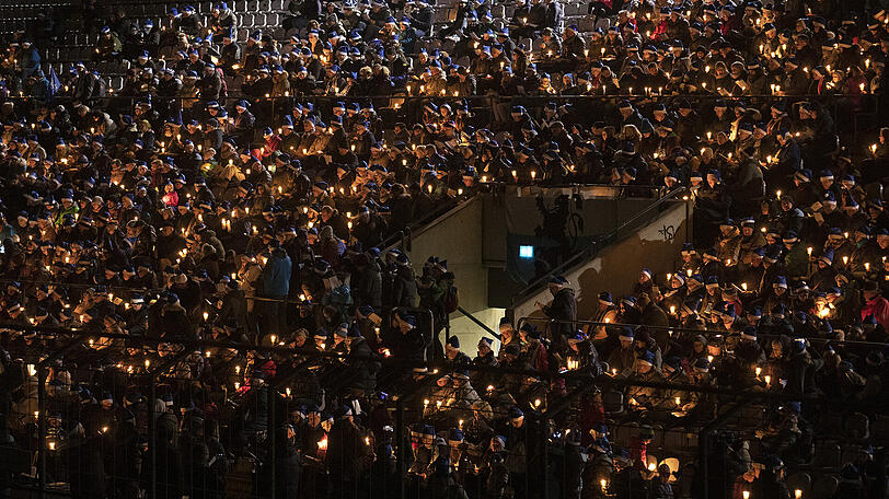 Festlich: Anwohner und Löwen-Fans beim Singen.
