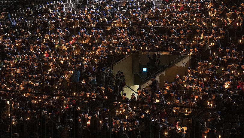 Festlich: Anwohner und Löwen-Fans beim Singen. Festlich: Anwohner und Löwen-Fans beim Singen.