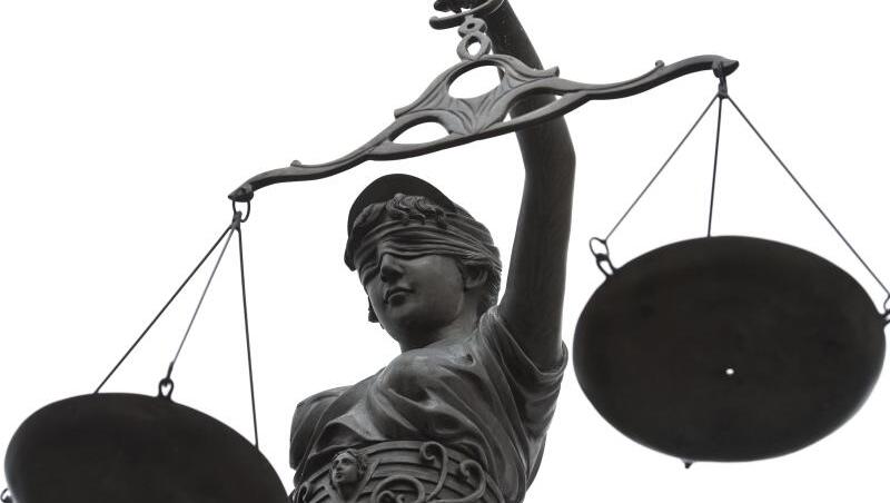 Eine Statue der Justitia mit einer Waage in ihrer Hand. Foto: David-Wolfgang Ebener/dpa/Symbolbild