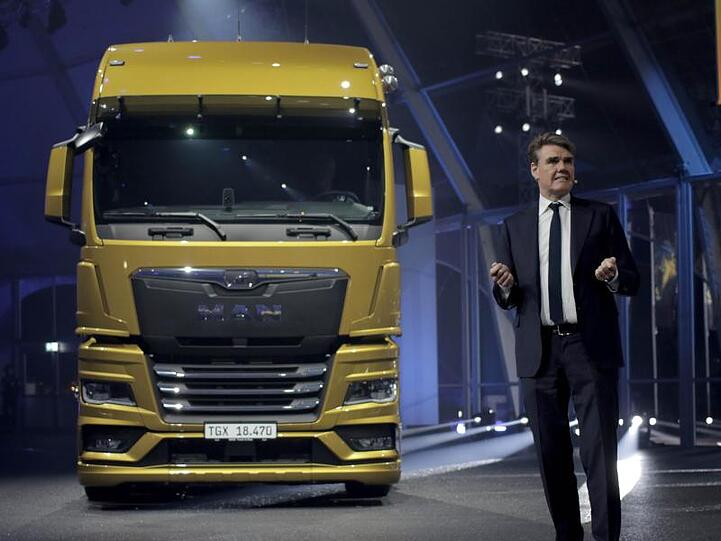 Joachim Drees, Vorstandschef von MAN, steht neben einem neu entwickelten Lastwagen. Die neuen Lkw verbrauchten bis zu 8 Prozent.