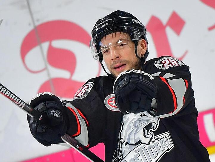 Patrick Reimer von den Nürnberg Ice Tigers bejubelt sein Tor. Foto: Matthias Merz/dpa/Archivbild