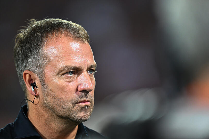 Gedankenspiele: Bundestrainer Hans Flick, dem für den WM-Auftakt der deutschen Mannschaft am Mittwoch gegen Japan alle 26 Nominierten zur Verfügung stehen.