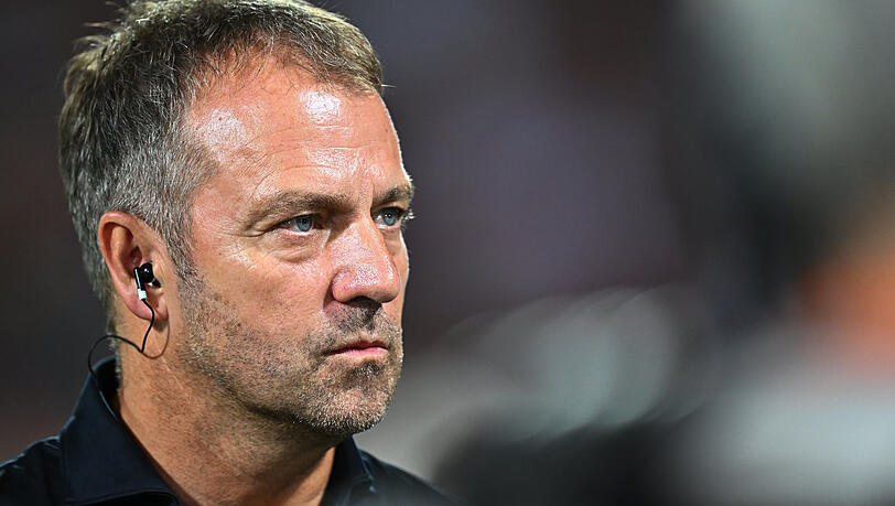 Gedankenspiele: Bundestrainer Hans Flick, dem für den WM-Auftakt der deutschen Mannschaft am Mittwoch gegen Japan alle 26 Nominierten zur Verfügung stehen.
