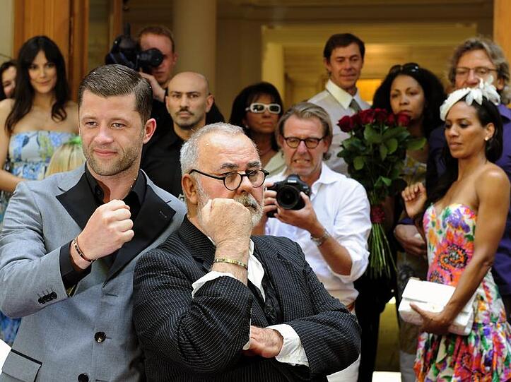 Udo Walz (m) und sein langjähriger Freund Carsten Thamm mit ihren silbernen Armreifen.