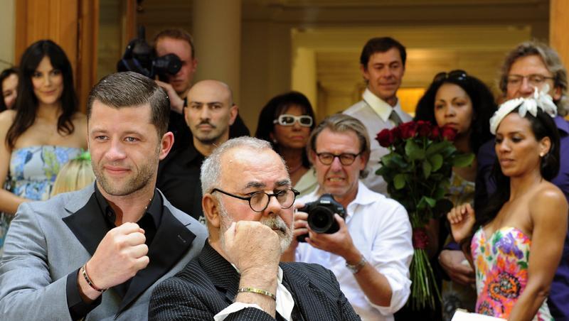 Udo Walz (m) und sein langjähriger Freund Carsten Thamm mit ihren silbernen Armreifen. Udo Walz (m) und sein langjähriger Freund Carsten Thamm mit ihren silbernen Armreifen.