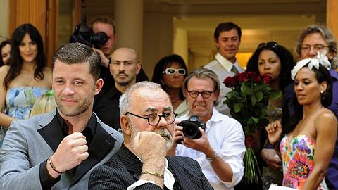 Udo Walz (m) und sein langjähriger Freund Carsten Thamm mit ihren silbernen Armreifen.