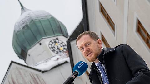 Michael Kretschmer (CDU), Ministerpräsident des Freistaates Sachsen, gibt zum Abschluss der Winterklausur der CSU im Bundestag im Kloster Seeon ein Pressestatement ab.