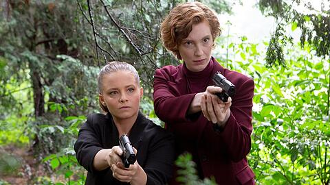 "Tatort: Angst im Dunkeln": Der Fund einer Leiche führt die Bremer Ermittlerinnen Liv Moormann (Jasna Fritzi Bauer) und Linda Selb (Luise Wolfram) in den Wald.