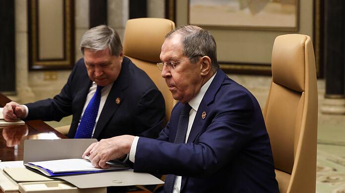 Der russische Außenminister Sergej Lawrow (r) sitzt neben dem außenpolitischen Berater des russischen Präsidenten Putin, Juri Uschakow.