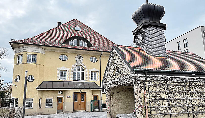 Die „Rathgeber-Villa“ am Moosacher Bahnhof. Zur „Kulturvilla“ restauriert, soll hier bald Gastronomie und eine Kleinkunstbühne hinein.