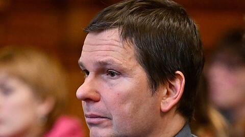 T.s Vater Wolfram Jarosch prangerte das Urteil als Ergebnis eines "Schauprozesses" an.