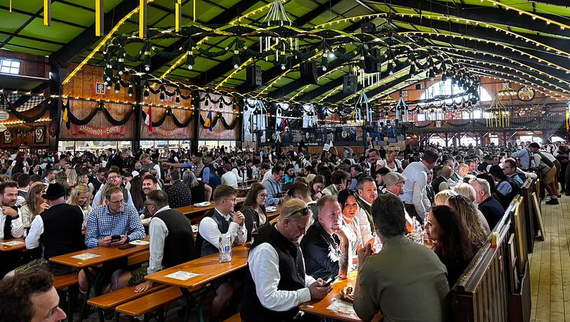 Das Augustiner ist schon fast bis zum letzten Platz gefüllt. Das Augustiner ist schon fast bis zum letzten Platz gefüllt.