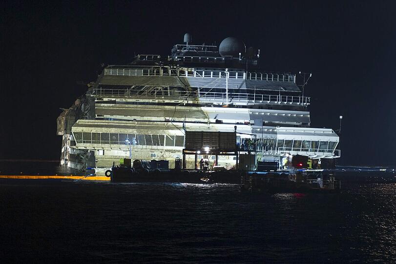 Seit Januar 2012 lag die rechte Seiter der "Costa Concordia" unter Wasser. Die Spuren sind deutlich zu sehen.