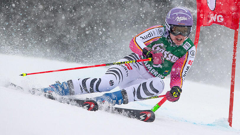 Viktoria Rebensburg lässt sich vom Schneegestöber nicht beeindrucken und fährt auf Platz drei.