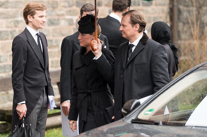 Prinzessin Märtha-Louise von Norwegen (l) geht zu den Trauerfeierlichkeiten für Richard Prinz zu Sayn-Wittgenstein-Berleburg