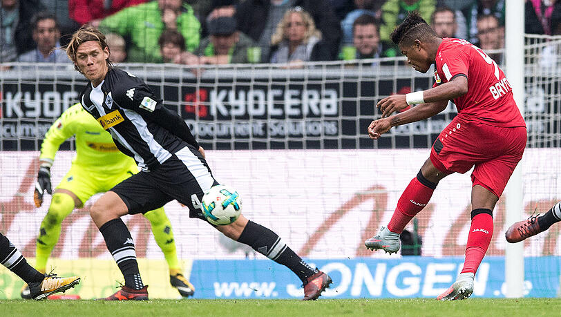 21. Oktober 2017: Leverkusens Leon Bailey (rechts) trifft zum 2:1 gegen Borussia Mönchengladbach. Links Jannik Vestergaard. Endstand 5:1 für Bayer.
