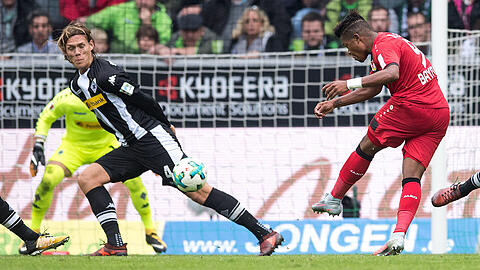21. Oktober 2017: Leverkusens Leon Bailey (rechts) trifft zum 2:1 gegen Borussia Mönchengladbach. Links Jannik Vestergaard. Endstand 5:1 für Bayer.