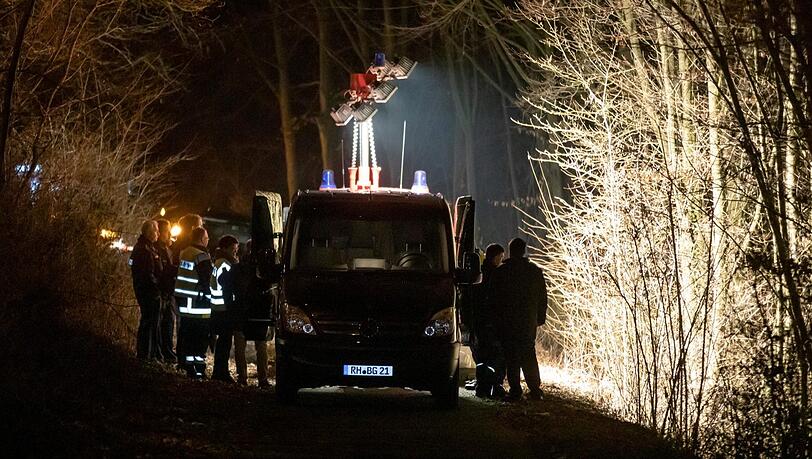 Spurensicherer arbeiten an der Böschung, an der eine Frau die Leiche in einem Rollkoffer gefunden hatte. Spurensicherer arbeiten an der Böschung, an der eine Frau die Leiche in einem Rollkoffer gefunden hatte.