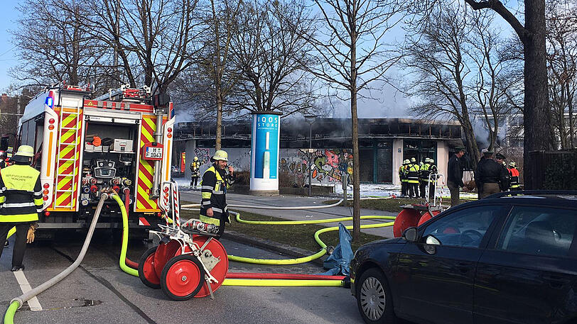 Während der Löscharbeiten musste die Arnulfstraße gesperrt werden.